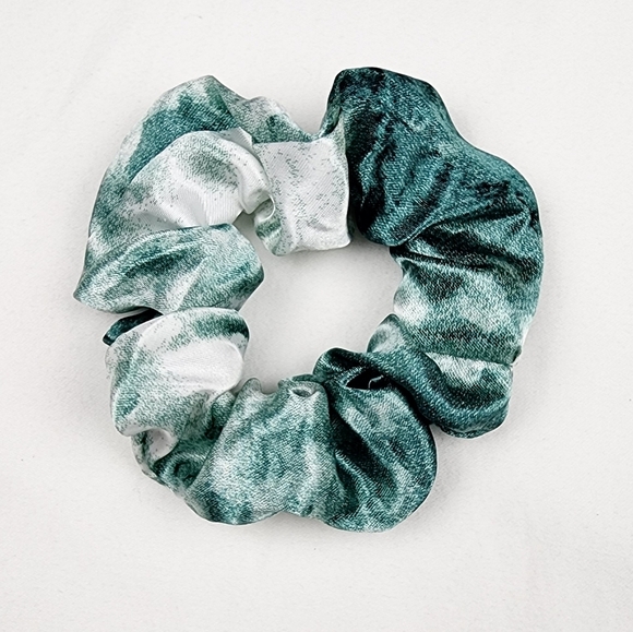 4 FOR $16 🔥Green Tie Dye Satin Scrunchie Hair Tie - Picture 5 of 5
